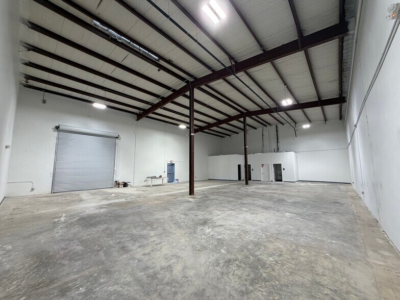 More Photos Of 5901 Allday Dr, Houston Warehouse For Lease