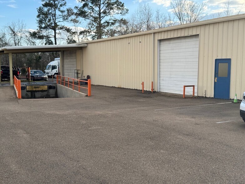 More Photos Of 2700 Flowood Dr, Flowood Flex For Lease