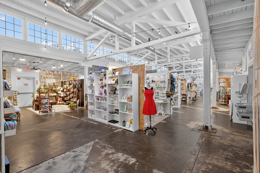 More Photos Of 51 N Main St, Manheim General Retail For Sale