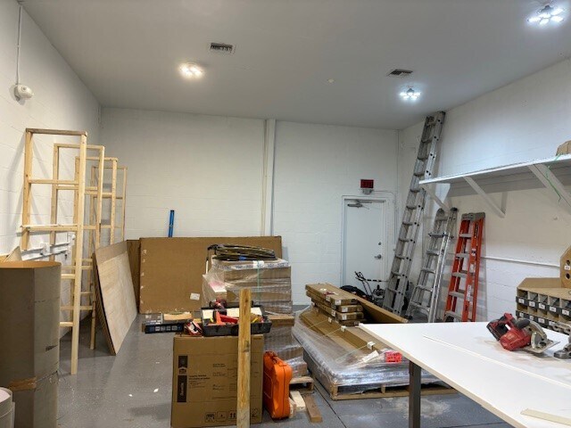 More Photos Of 326 NE 3rd Ave, Cape Coral Warehouse For Lease