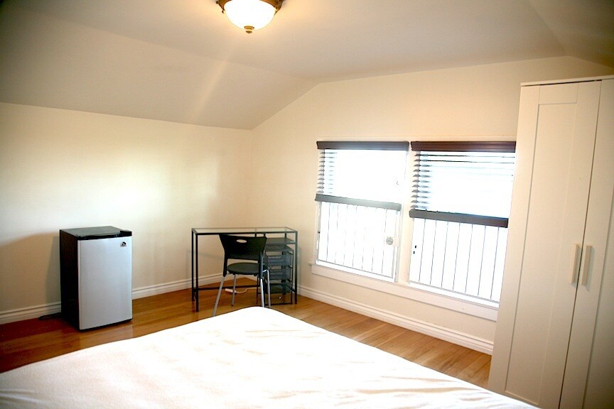 More Photos Of 1327 W 35th St, Los Angeles Apartments For Sale