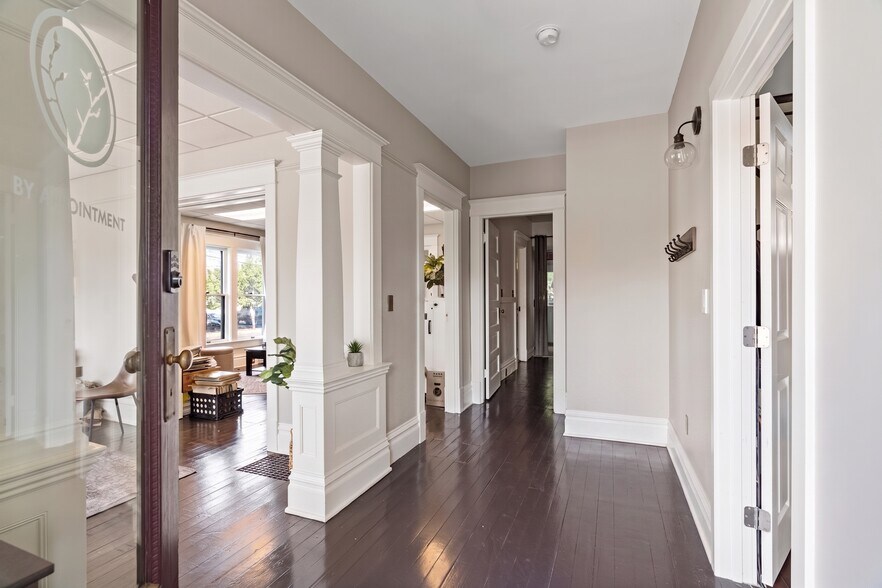 More Photos Of 707 NE 5th St, McMinnville Office For Sale