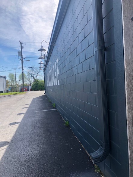 More Photos Of 823 Chadwick St, Indianapolis Storefront Retail Office For Lease