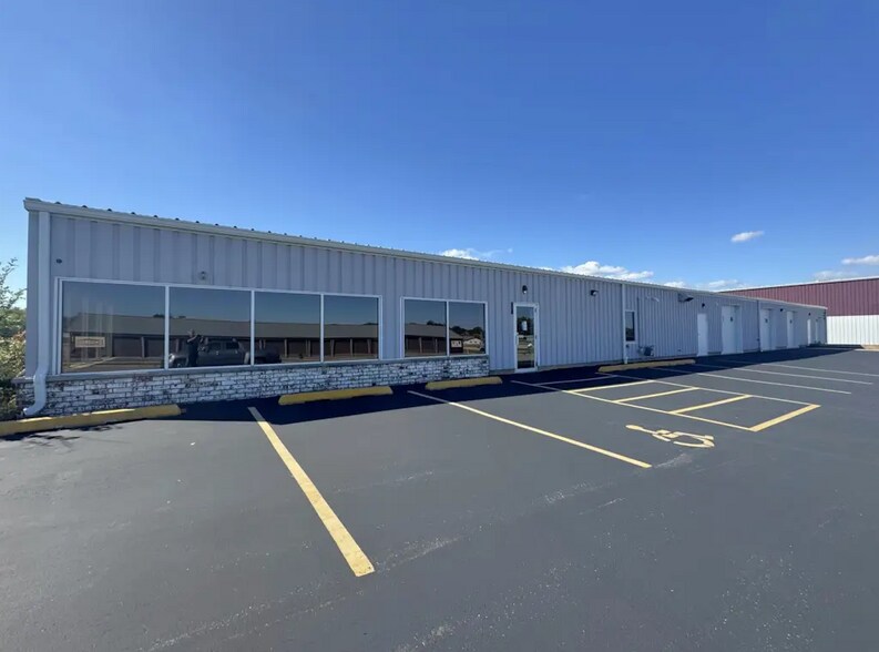 More Photos Of 633 1st Ave, Monroe Showroom For Lease