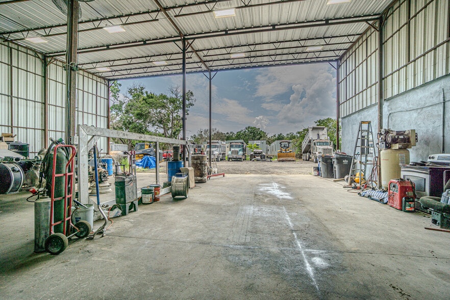 More Photos Of 6911 Gibsonton Dr, Gibsonton Light Manufacturing For Sale
