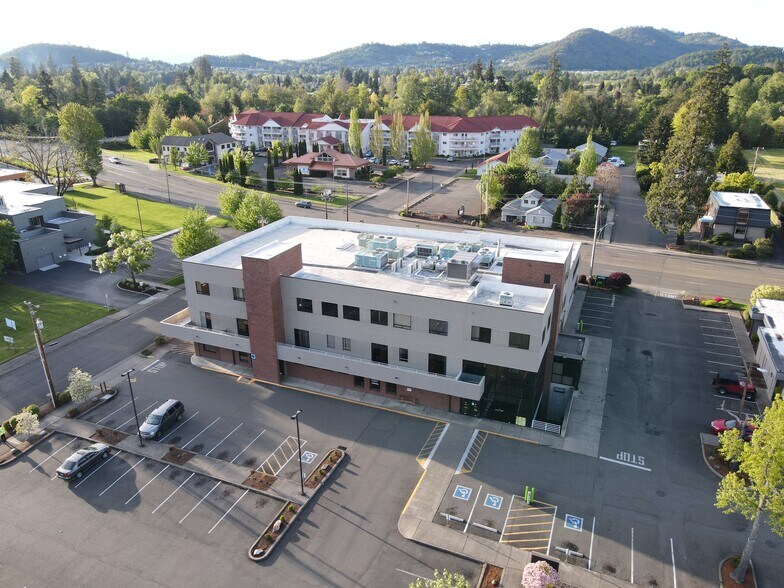 More Photos Of 1813 W Harvard Ave, Roseburg Office For Sale