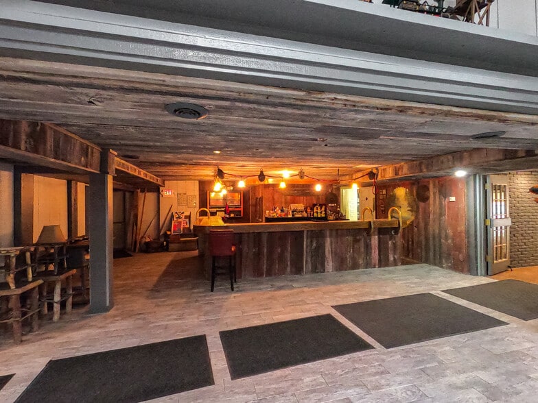 More Photos Of 2006-2024 S Airport Rd W, Traverse City Freestanding For Lease