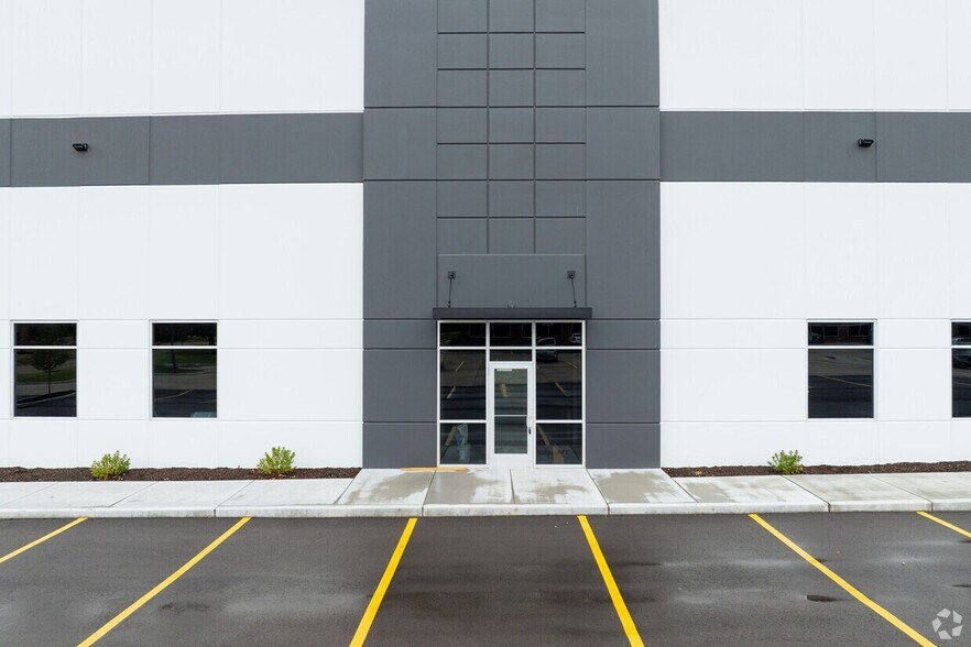 More Photos Of 500-550 Corporate Hills Dr, Saint Charles Warehouse For Lease