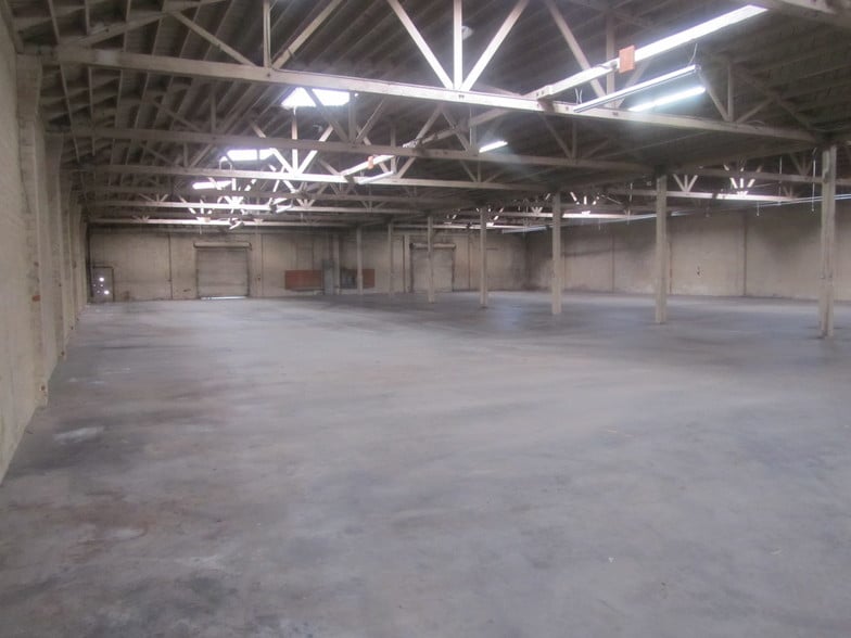 More Photos Of 845 E 60th St, Los Angeles Warehouse For Lease