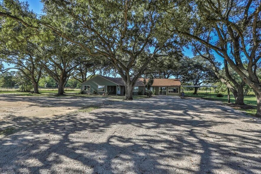 More Photos Of 14114 Highway 36, Needville Medical For Lease