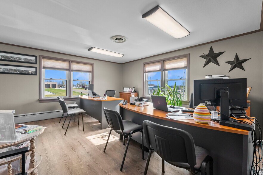 More Photos Of 407 W Saint Joseph St, Perryville Office For Sale