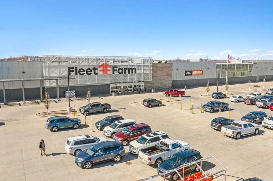 More Photos Of 4650 Cross Point Blvd NE, Cedar Rapids Freestanding For Sale