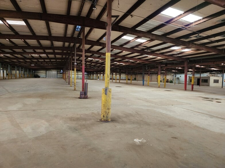 More Photos Of 7301 Victory Blvd, Newport Warehouse For Sale