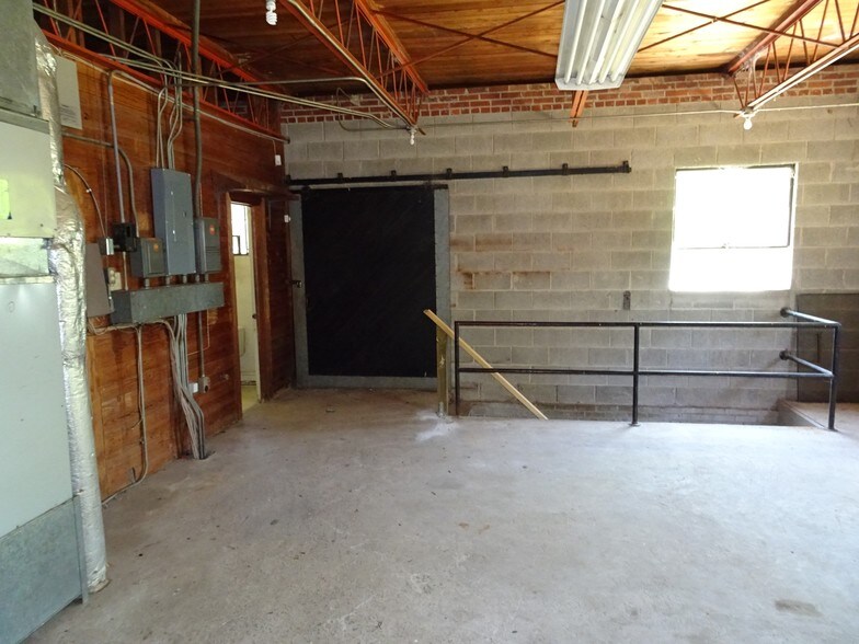 More Photos Of 910 Edgefield St, Greenwood Light Distribution For Sale