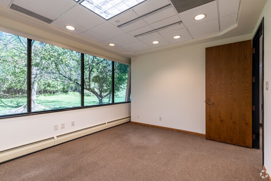More Photos Of 500 Craig Rd, Manalapan Township Office For Lease