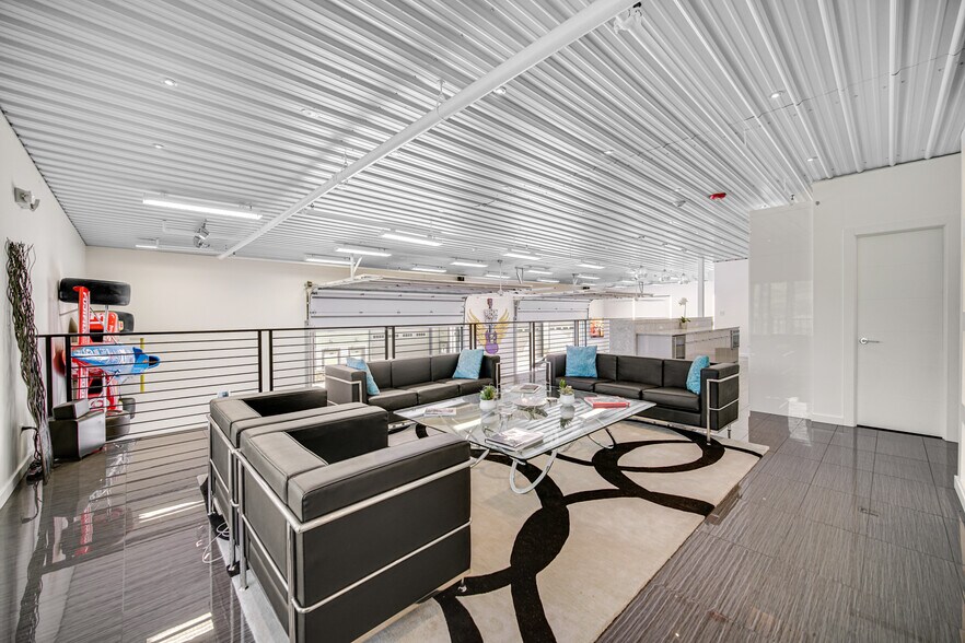 More Photos Of 2108-2260 Ferry Rd, Naperville Showroom For Sale