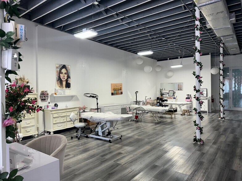 More Photos Of 12343-12345 W Dixie Hwy, North Miami Storefront For Lease