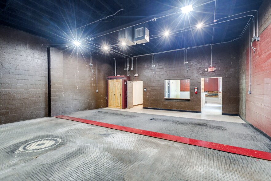 More Photos Of 400 S Elm St, Denton Auto Repair For Lease