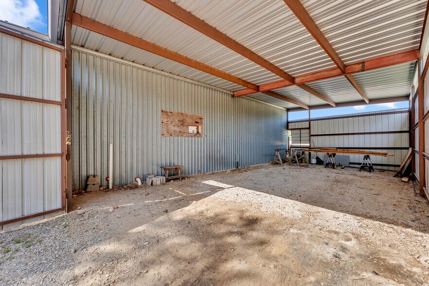 More Photos Of 201 W 9th St, Burnet Warehouse For Sale