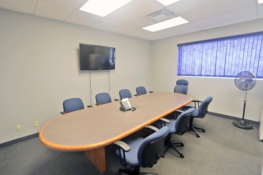 More Photos Of 9605 48th St SE, Calgary Service For Lease