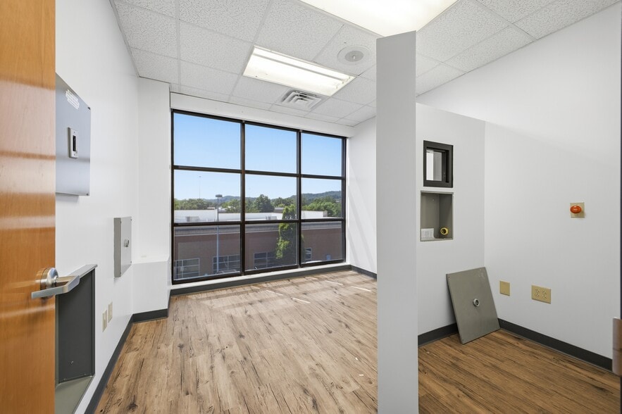 More Photos Of 1605 Westgate Cir, Brentwood Coworking Space