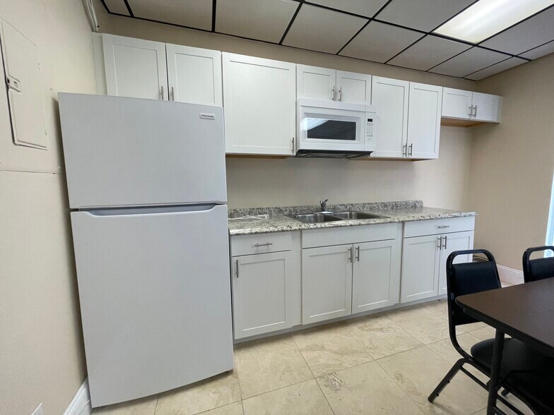 More Photos Of 3975 20th St, Vero Beach Medical For Lease