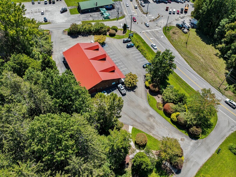 More Photos Of 271 Old Barn Rd, Hendersonville Medical For Sale
