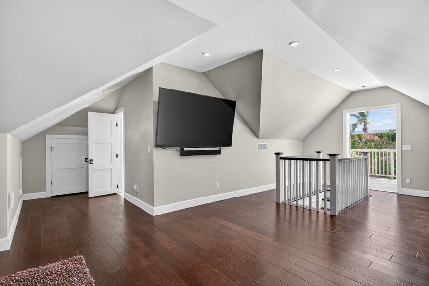 More Photos Of 17066 Palmdale Ln, Huntington Beach Contractor Storage Yard For Sale