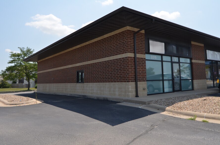 More Photos Of 3315 SW Williams Blvd, Cedar Rapids Storefront Retail Office For Lease