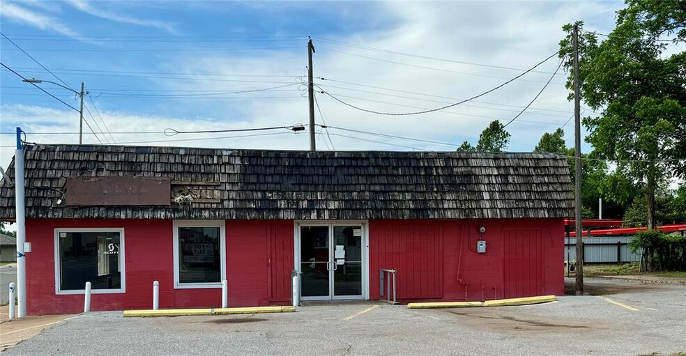 Primary Photo Of 412 S 4th St, Chickasha Freestanding For Sale