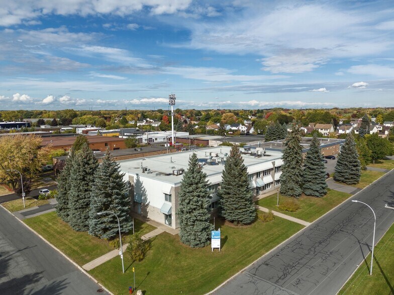 More Photos Of 115 Rue de Vaudreuil, Boucherville Flex For Lease