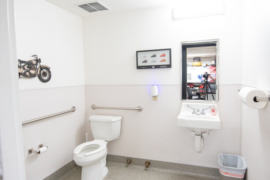 More Photos Of 4605 Quebec St, Denver Light Distribution For Sale