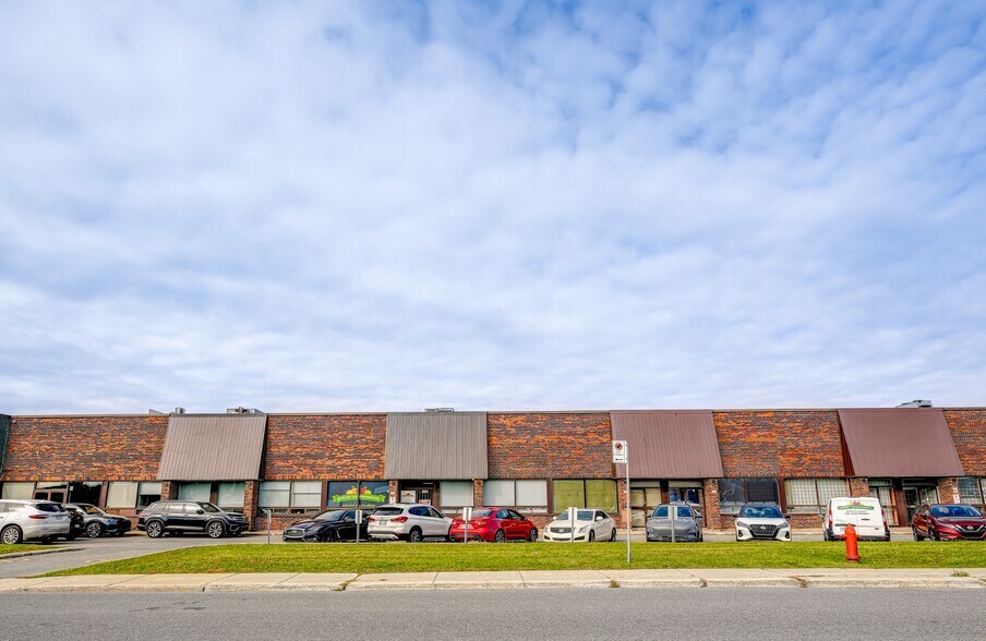 More Photos Of 295-341 Rue Benjamin-Hudon, Montréal Warehouse For Lease