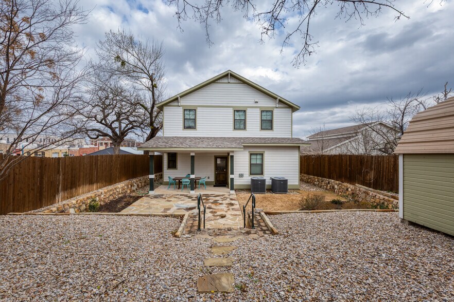 More Photos Of 210 E Church St, Weatherford Office Residential For Lease