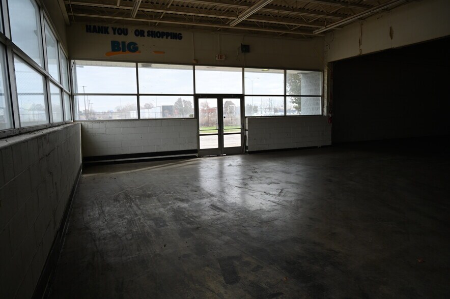 More Photos Of 2300 Claremont Ave, Ashland Freestanding For Lease