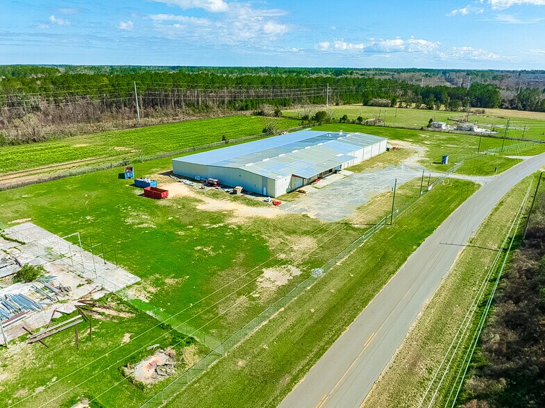 More Photos Of 804 W Mitchell St, Adel Distribution For Lease