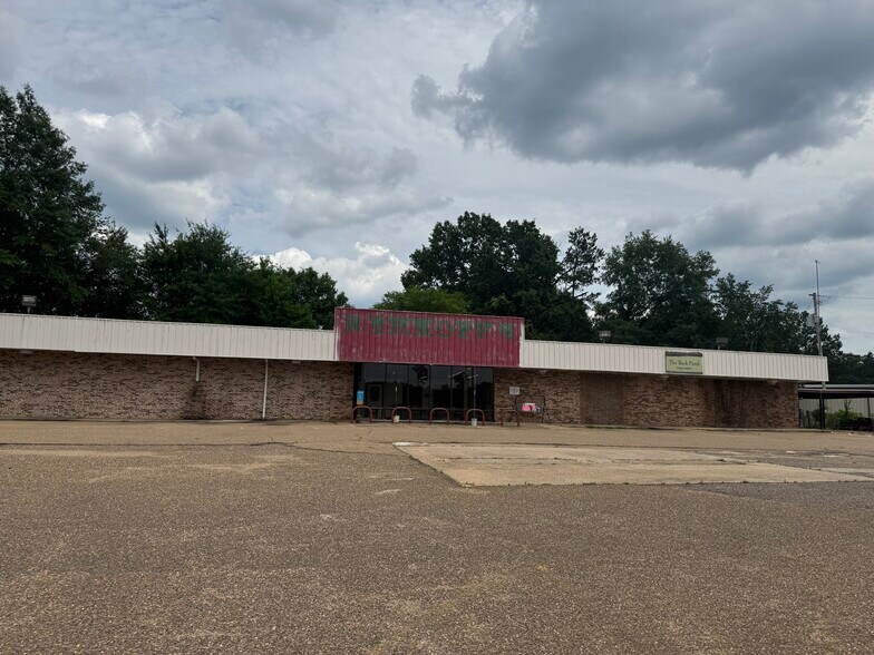 More Photos Of 802 US Highway 59, Queen City General Retail For Sale