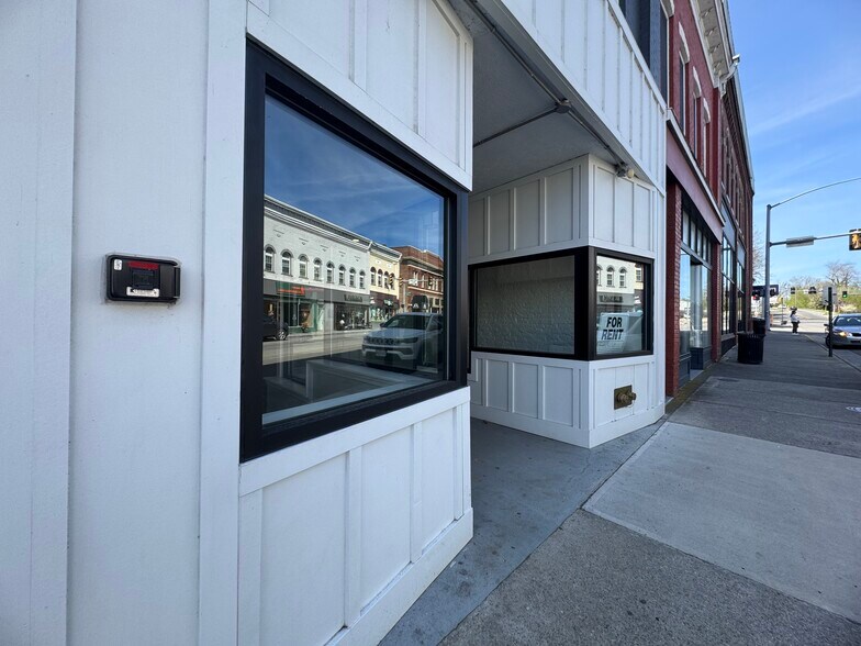 More Photos Of 1143 E Main St, Radford Flex For Lease