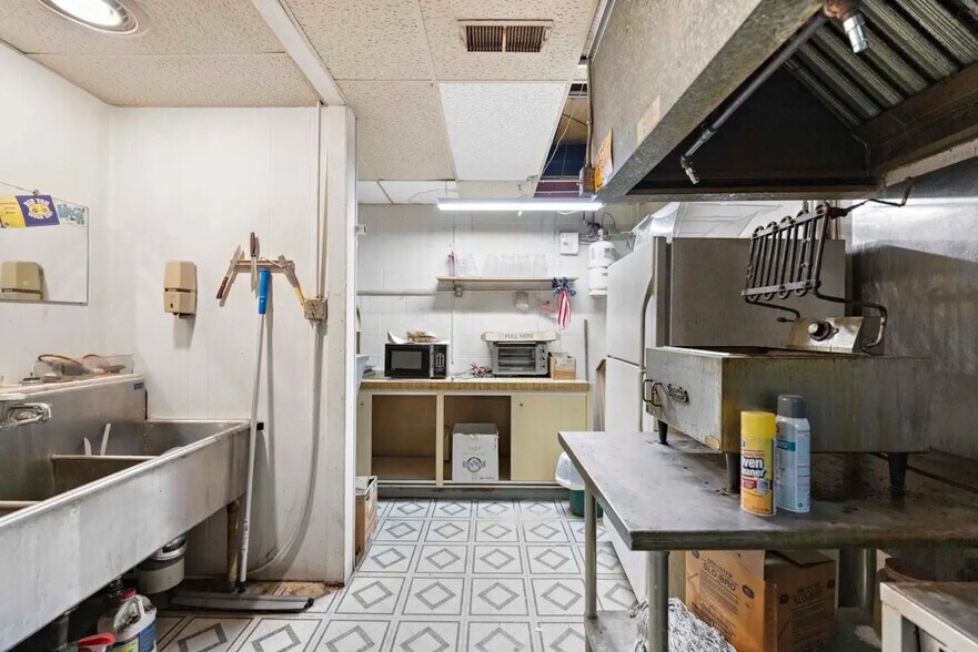 More Photos Of 2106 E 4th Ave, Hutchinson Storefront For Sale