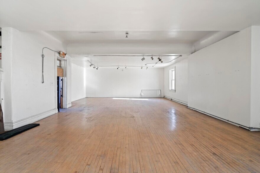 More Photos Of 24 E 3rd St, Newport Bar For Sale