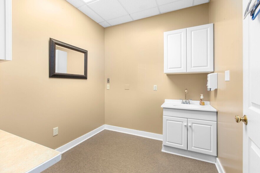 More Photos Of 3916 Plank Rd, Fredericksburg Office For Sale