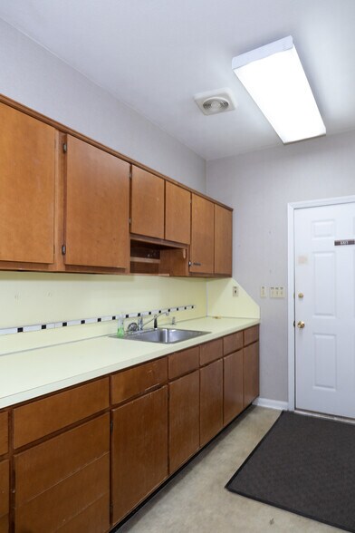 More Photos Of 3830 Rosemont Dr, Columbus Office For Sale