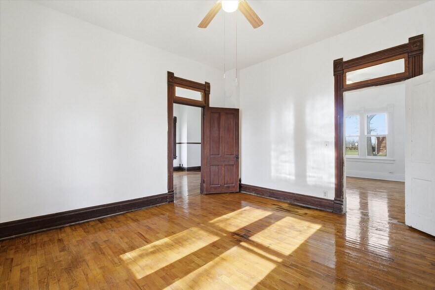 More Photos Of 722 N Maple Ave, Mountain Grove Office For Sale