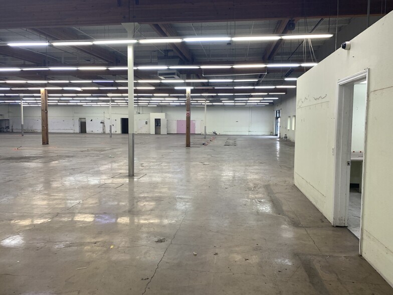 More Photos Of 299 D St NE, Salem Supermarket For Sale