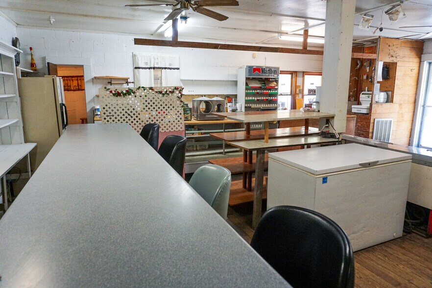More Photos Of 109 Wilburn Valley Rd, Pearisburg General Retail For Sale