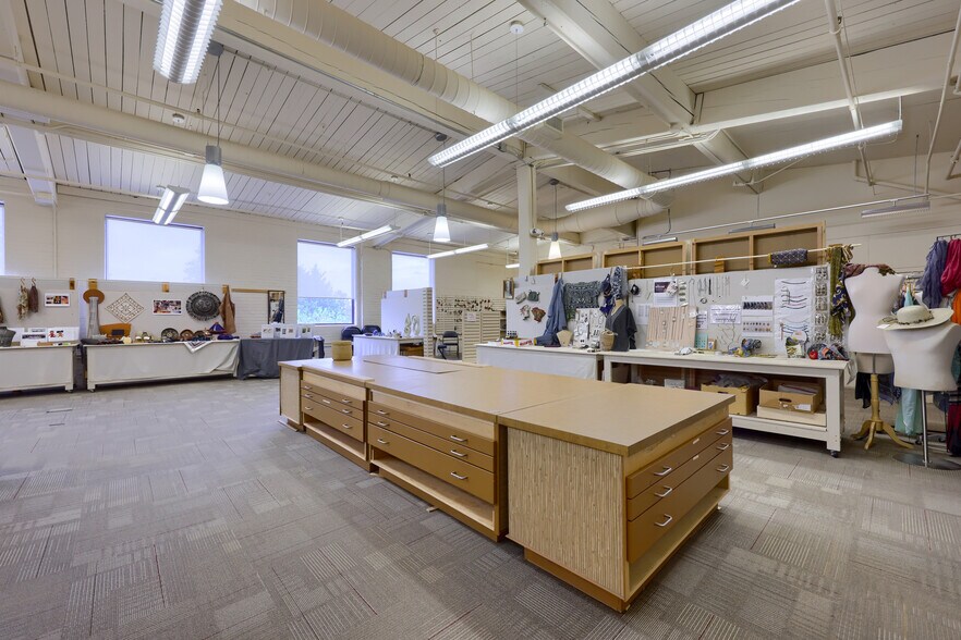 More Photos Of 704 Main St, Akron Flex For Sale