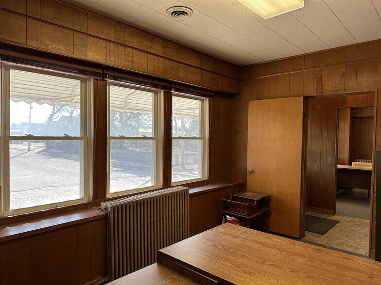 More Photos Of 1000 Hanson St, Murphysboro Office For Sale