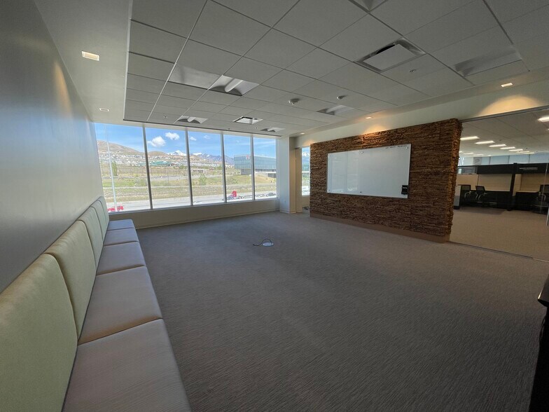More Photos Of 2901 W Bluegrass Blvd, Lehi Office For Lease