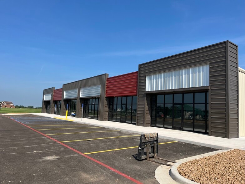 More Photos Of 911 Center St, Rogersville General Retail For Lease