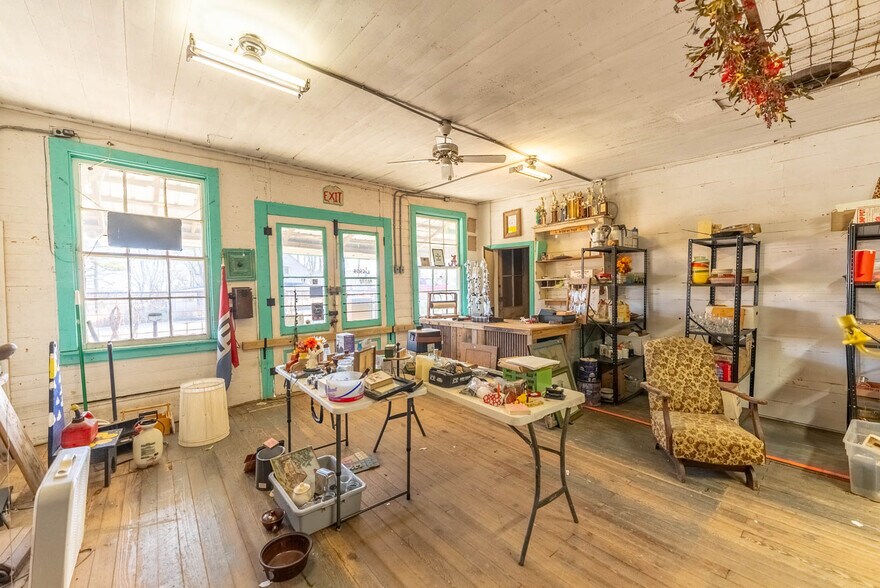 More Photos Of 14597 US-63, Vichy General Retail For Sale